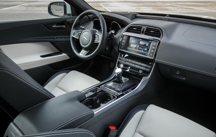  Jaguar XE R Sport 2015 года  (фото 17 из 30)